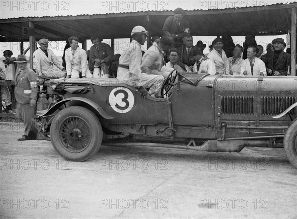 Winning Bentley of Jack Dunfee and Woolf Barnato, BARC 6-Hour Race, Brooklands, Surrey, 1929, Artist: Bill Brunell.