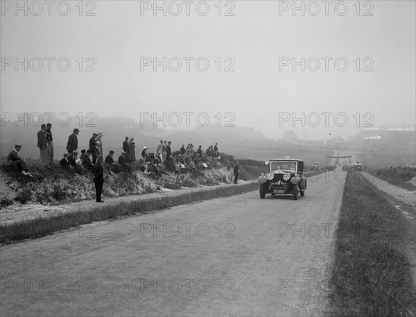 Rolls-Royce limousine at the B&HMC Brighton Motor Rally, 1930. Artist: Bill Brunell.