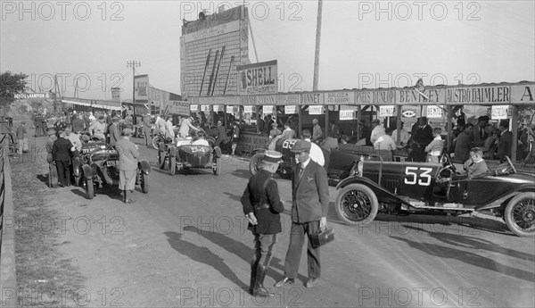 Alvises of Ruth Urquhart Dykes and CM Harvey, Boulogne Motor Week, France, 1928. Artist: Bill Brunell.