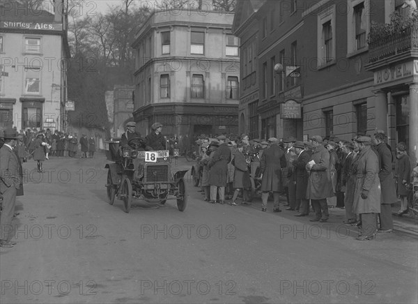 1898 Daimler 6hp of DM Copley taking part in the London-Brighton Run, Reigate, Surrey, 1928. Artist: Bill Brunell.