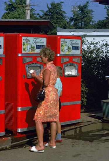 A soda-machine in Moscow. Artist: Unknown