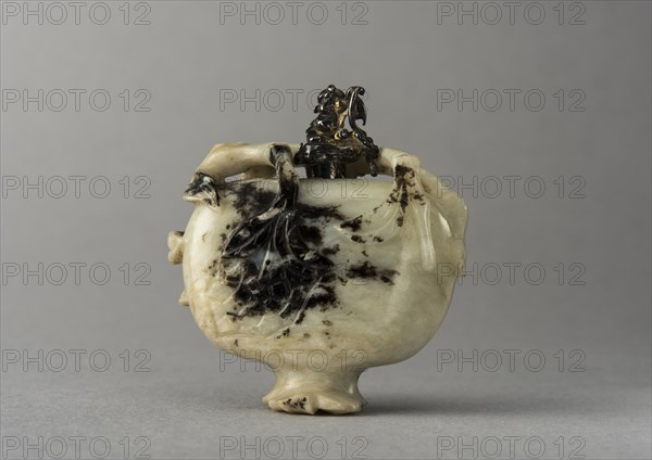 Jade snuff bottle in the form of a pomegranate, China, Qing dynasty, 1644-1911. Creator: Unknown.