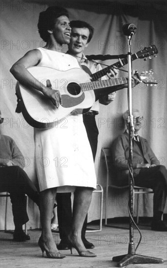 Nadia Cattouse and Martin Carthy, Parliament Hill Fields, London, early 1960s.  Artist: Eddis Thomas