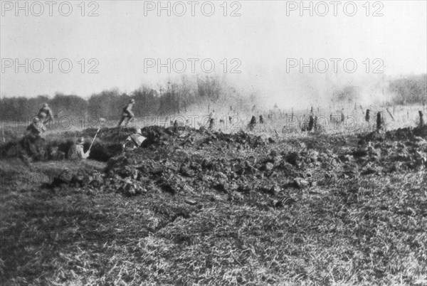 French counter-attack between the Somme and the river Oise, Picardy, France, 1918. Artist: Unknown