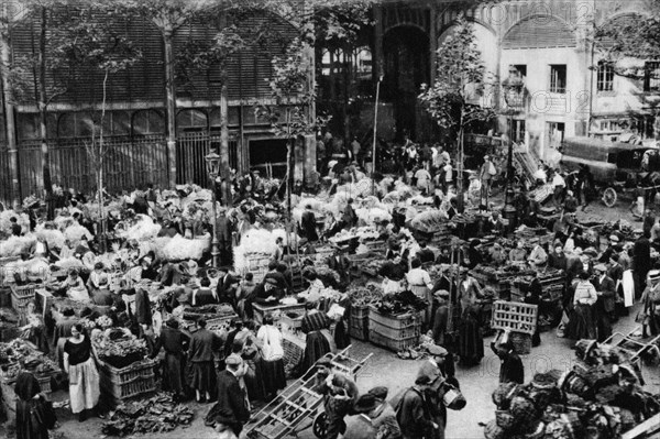 Outside the Central Market, Paris, 1931.Artist: Ernest Flammarion