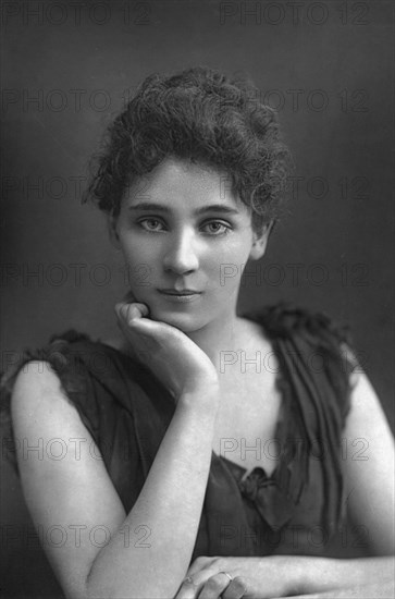 Elizabeth Robins (1862-1952), American actress, playwright, novelist, and suffragette, 1893.Artist: W&D Downey