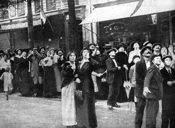 Parisians watching a German aeroplane, First World War, 1914. Artist: Unknown