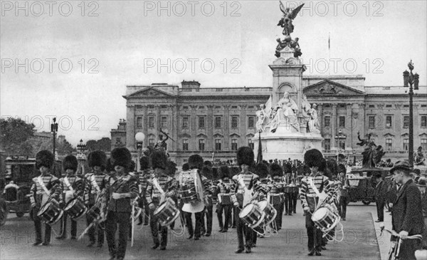 Guards in The Mall, London, early 20th century. Artist: Unknown