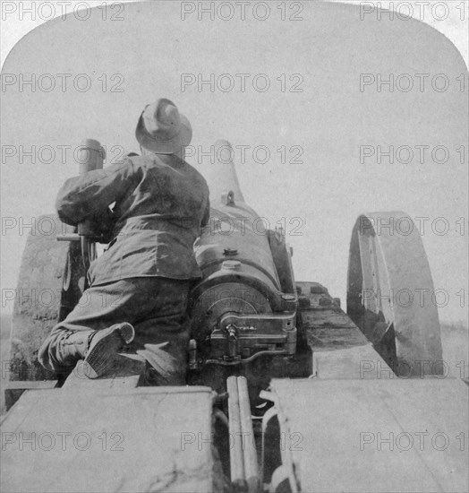 Training one of HMS 'Monarch's' 4.7 inch guns on the Pretoria forts, South Africa, 4th June 1900.Artist: Underwood & Underwood