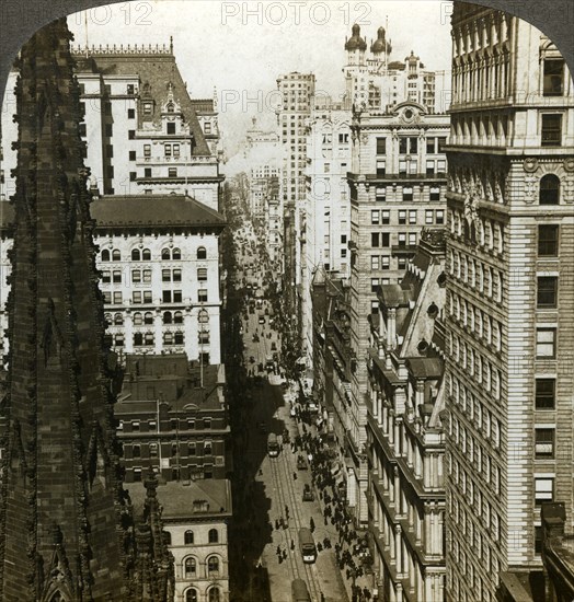 Trinity Church and Broadway, New York, USA.Artist: Underwood & Underwood