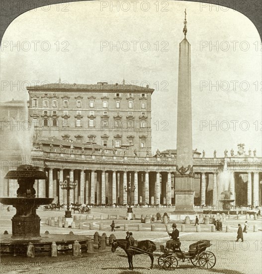 The Vatican Palace from St Peter's Square, Rome, Italy.Artist: Underwood & Underwood