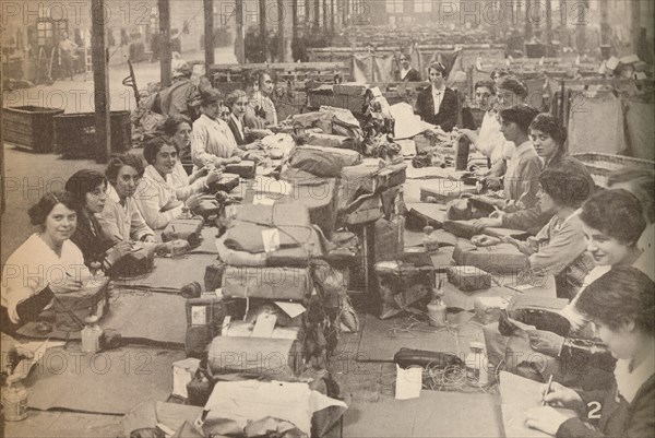 'Nimble Assistants at the military post office in London, which dealt with the huge quantity of mail Artist: Unknown.