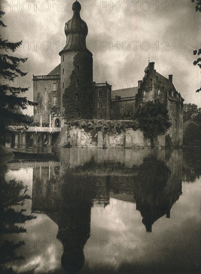 'Gemen (Westfalen). Wasserschloss', 1931. Artist: Kurt Hielscher.