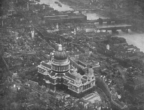 'St. Paul's from the Air', 1919. Artist: Airco.