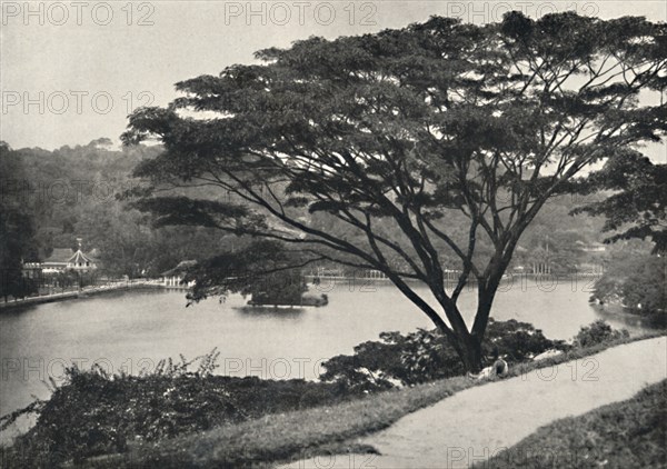 'See, Tempel des Heiligen Zahnes und Bibliothek in Kandy, vom Viktoria-Drive ach Osten gesehen', 192 Artist: Unknown.