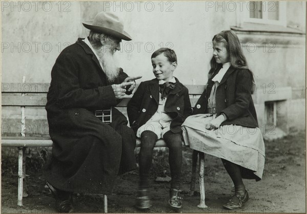 Leo Tolstoy with grandchildren Leo and Sofia, 1909. Artist: Chertkov, Vladimir Grigorievich (1854-1936)