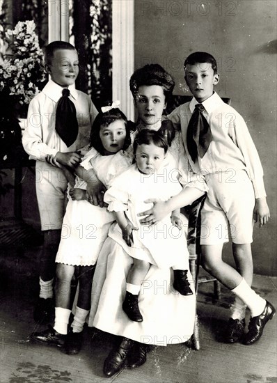 Elena Ivanovna Nabokova with children Sergei, Olga, Elena and Vladimir.