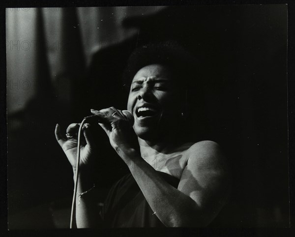 Singer Elaine Delmar performing at Berkhamsted Civic Centre, Hertfordshire, 1986. Artist: Denis Williams