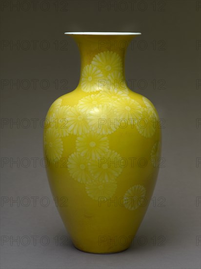 Baluster vase with stylized chrysanthemums, c1895. Artist: Miyagawa Hanzan.