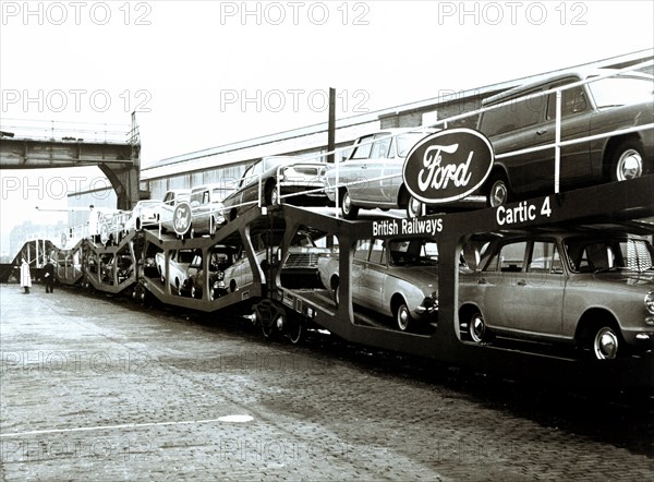 Group of engineers, engine drivers and members of the Company, with the train engine that made th?