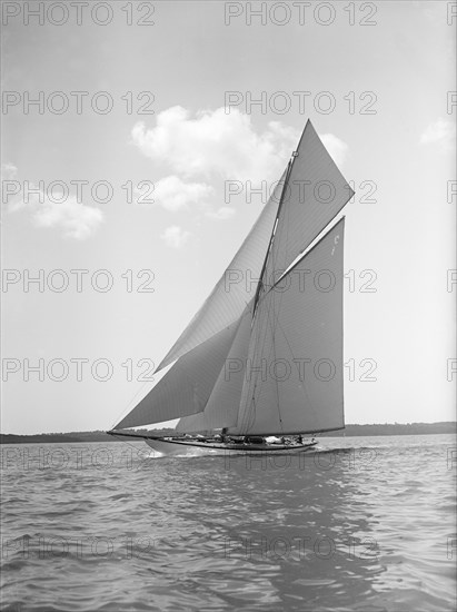 The 19-metre class 'Mariquita' sailing close-hauled, 1910. Creator: Kirk & Sons of Cowes.