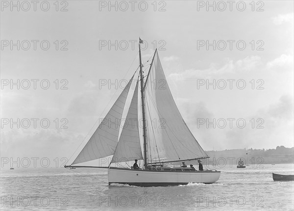 The gaff rig sailboat 'Bunty' close-hauled, 1921. Creator: Kirk & Sons of Cowes.