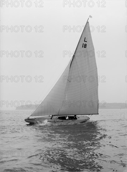 The 6 Metre yacht 'Peterkin', 1914. Creator: Kirk & Sons of Cowes.