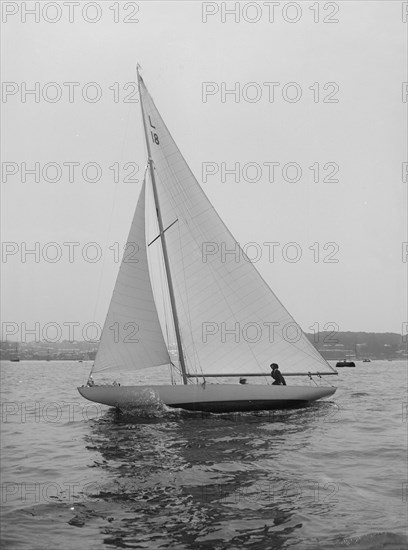 The 6 Metre 'Peterkin' sailing upwind, 1914. Creator: Kirk & Sons of Cowes.