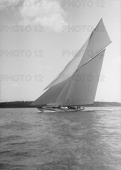 The 19-metre class 'Corona' close-hauled, 1911. Creator: Kirk & Sons of Cowes.