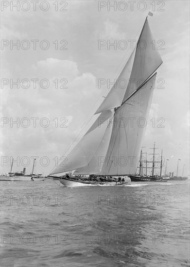 The 179 ton cutter 'White Heather' sailing close-hauled, 1924. Creator: Kirk & Sons of Cowes.