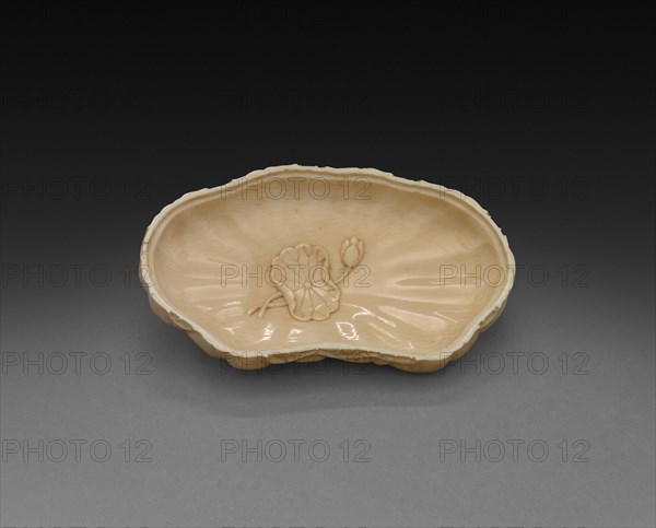 Box in Form of Lotus Leaf (lid), 1700s. Creator: Unknown.