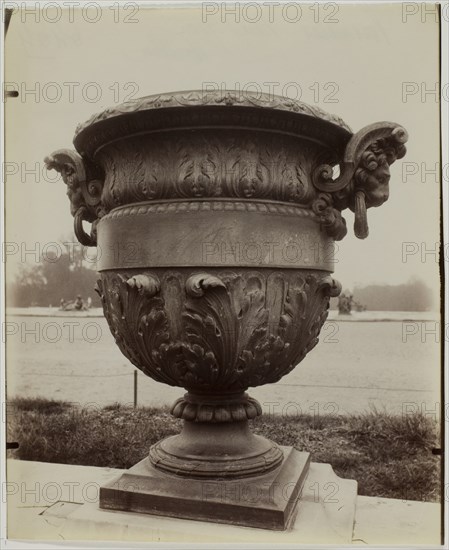 Versailles, Vase par Ballin, 1904. Creator: Eugene Atget.