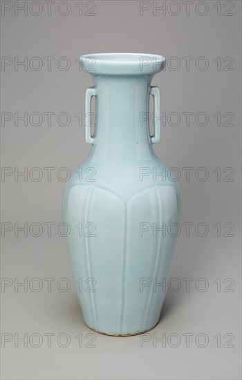 Vase with Rectangular Handles, Qing dynasty (1644-1911), Qianlong reign mark and period (1736-1795).