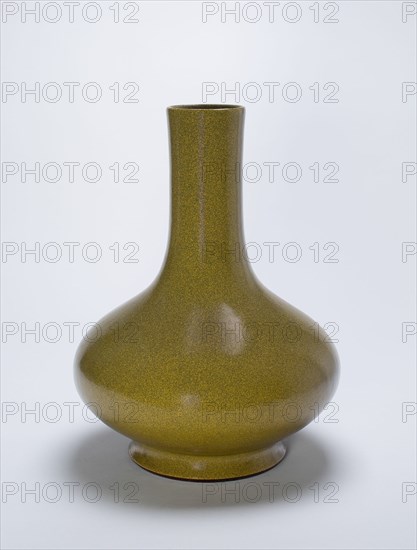 Bottle-Shaped Vase, Qing dynasty (1644-1911), Qianlong reign mark and period (1736-1795).