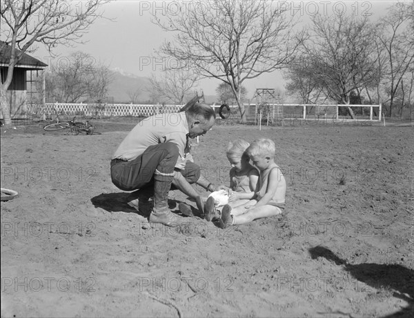 El Monte federal subsistence homesteads, California, 1936. Creator: Dorothea Lange.