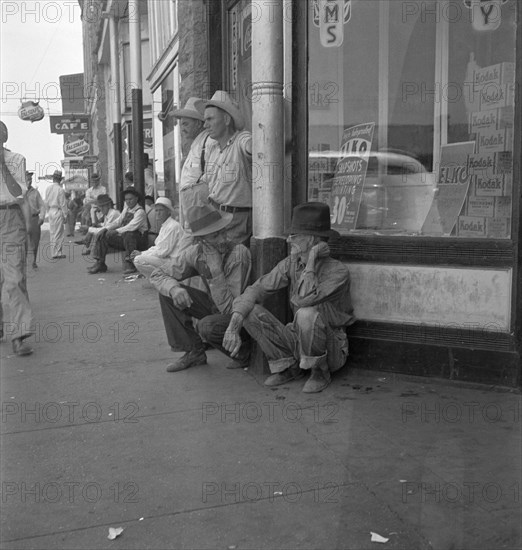 Oklahoma drought farmers, Sallisaw, Sequoyah County, Oklahoma, 1936. Creator: Dorothea Lange.