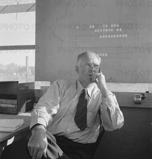 Manager of mobile unit (FSA), on day camp opened..., Merrill, Klamath County, Oregon, 1939. Creator: Dorothea Lange.