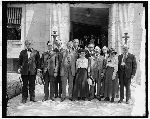 Labor Mission, between 1910 and 1920. Group of men and women.