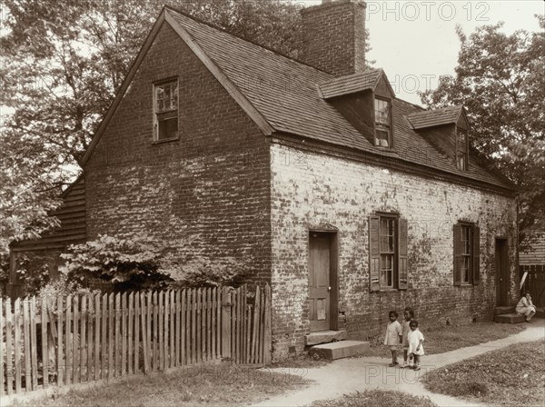 Cabin, Water Street, Fredericksburg, Virginia, between 1927 and 1929. Creator: Frances Benjamin Johnston.