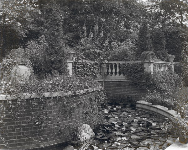 Dudley Leavitt Pickman, Jr., house, 213 Hale Street, Beverly, Massachusetts, 1926. Creator: Frances Benjamin Johnston.