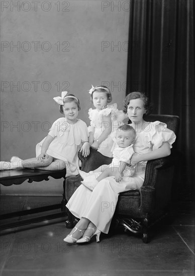 Vincent P. Aherns, Portrait, 1933. Boy with mother and sisters.