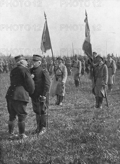 'Le general Joffre remet au general Balfourier la plaque de grand-officier de la Legion..., 1916. Creator: Unknown.