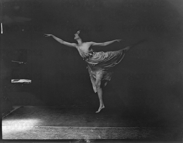 Andrews, Florence, Miss, 1918 July. Creator: Arnold Genthe.