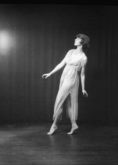 Florence Noyes dancers, between 1915 and 1918. Creator: Arnold Genthe.