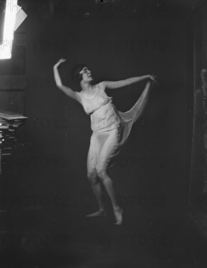 Florence Noyes dancers, between 1915 and 1918. Creator: Arnold Genthe.