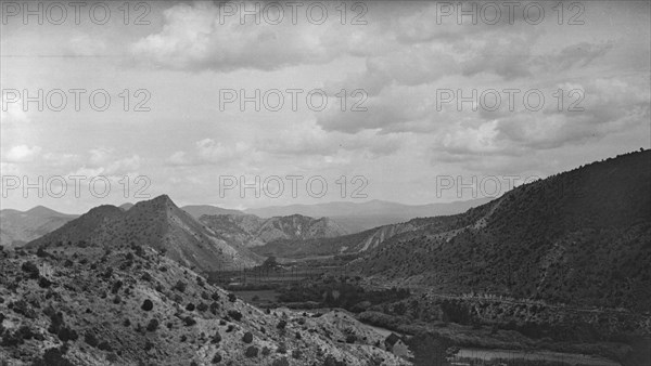 Acoma, New Mexico area views, between 1899 and 1928. Creator: Arnold Genthe.