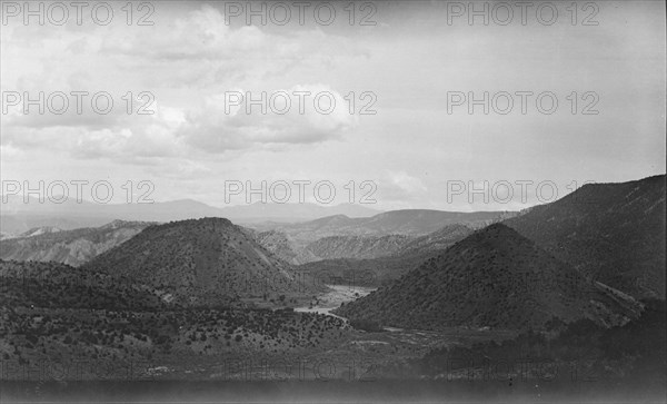 Acoma, New Mexico area views, between 1899 and 1928. Creator: Arnold Genthe.