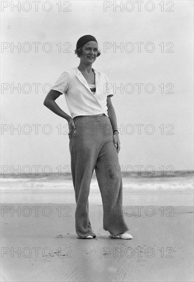 Sexton, Mrs., at the beach, 1932 July 10. Creator: Arnold Genthe.