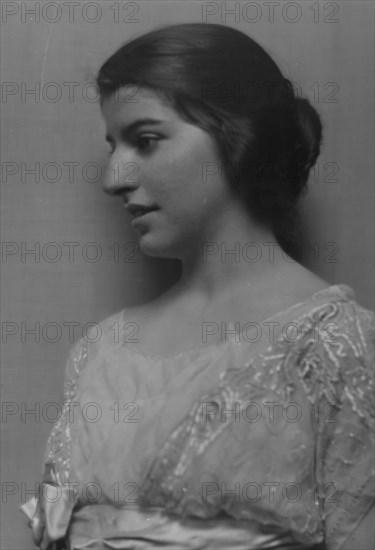 Damrosch, Gretchen, Miss, portrait photograph, 1913. Creator: Arnold Genthe.