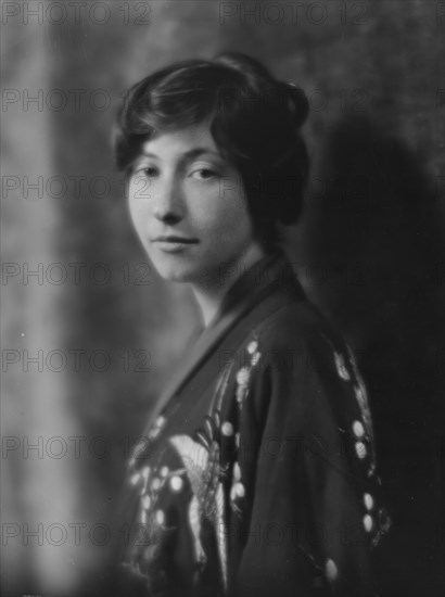 Haas, Ruth, Miss, portrait photograph, 1914 Apr. 4. Creator: Arnold Genthe.